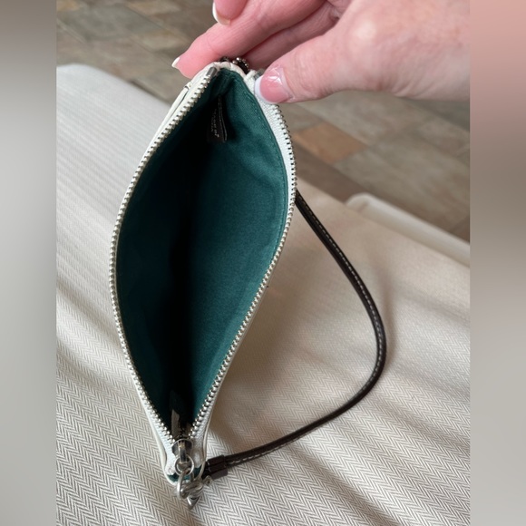 Authentic Coach white leather wristlet - Picture 6 of 6